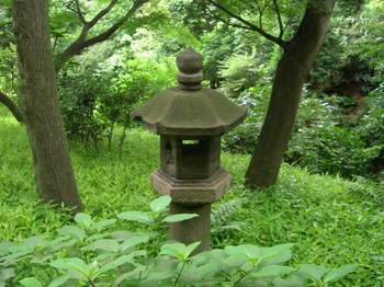 0707-4椿山荘21興福寺の石灯籠.JPG