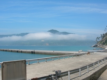 20100718-30桟橋から見た牡鹿半島と海霧.JPG