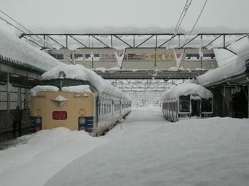 20101226(02)26日９時頃の会津若松駅.JPG