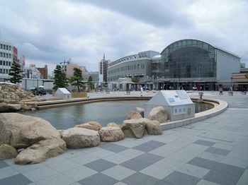 20110805高松(34)海水池と高松駅.jpg