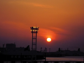 20130323(04)大阪港の夕陽.jpg