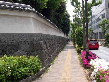 小石川後楽園西側の築地塀.jpg