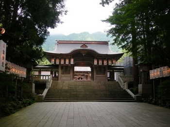 弥彦神社(08)神門.JPG